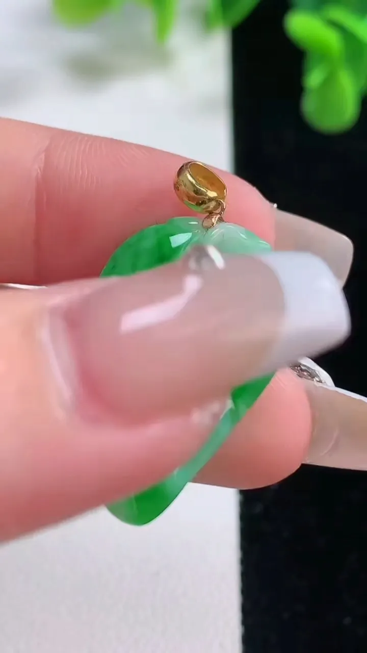 天然A货翡翠金枝玉叶 叶子吊坠，尺寸27.3-19.5-2.7，重量:2.90g
12月20日