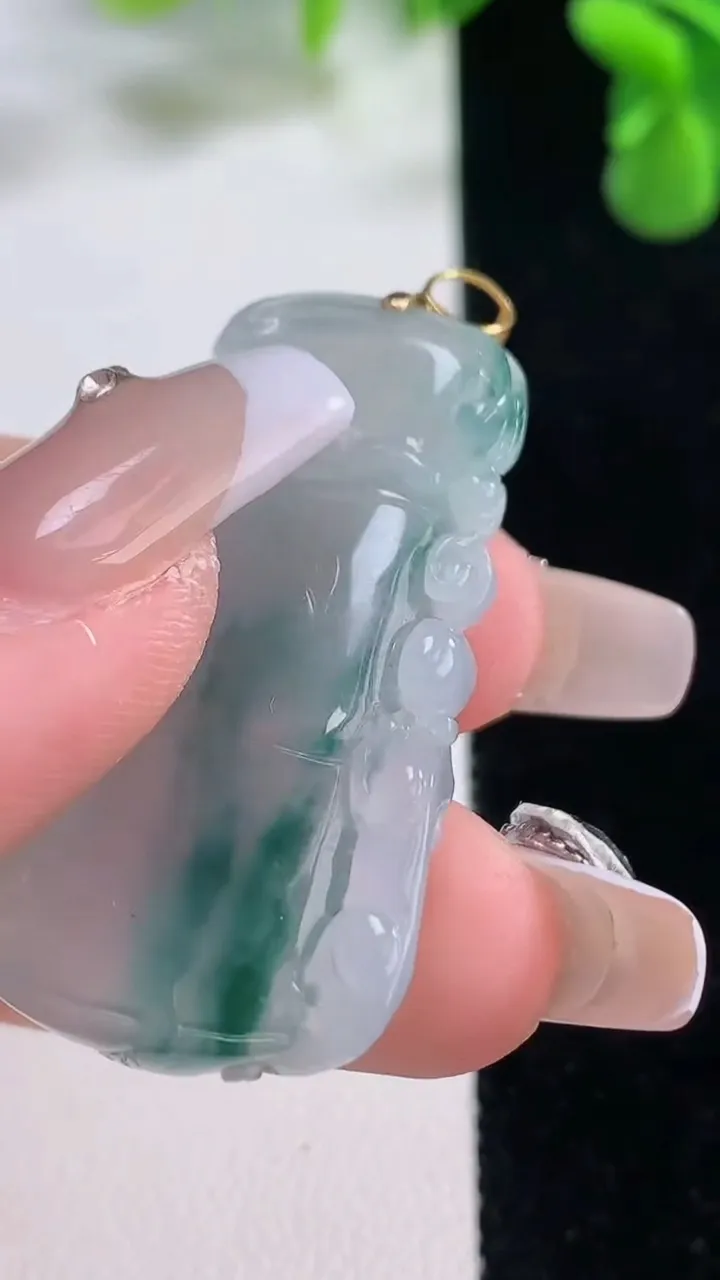 天然A货翡翠种飘花节节高升 竹节吊坠，尺寸39.8-22.4-5.6，重量:10.87g
12月20日