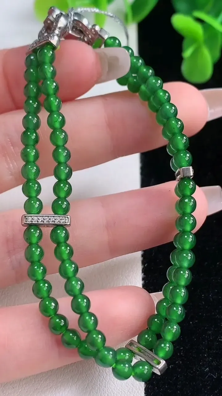 天然A货翡翠小米珠三排手串，尺寸3.9，重量:11.56g12月20日
工厂直销收藏佳品,种好水足，色泽均匀，有种有色，上手高大气！