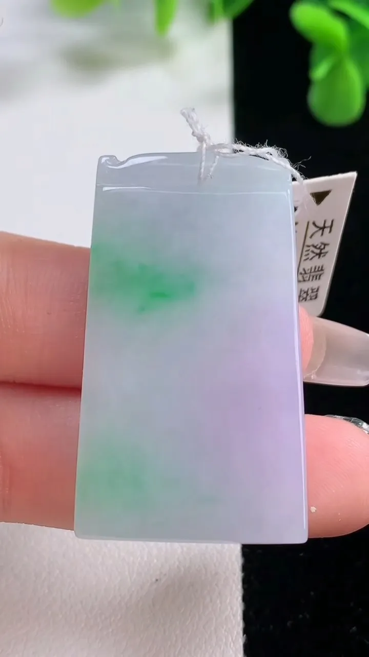 天然A货翡翠无事牌吊坠，尺寸41-23-4.6，重量:14.39g
12月20日