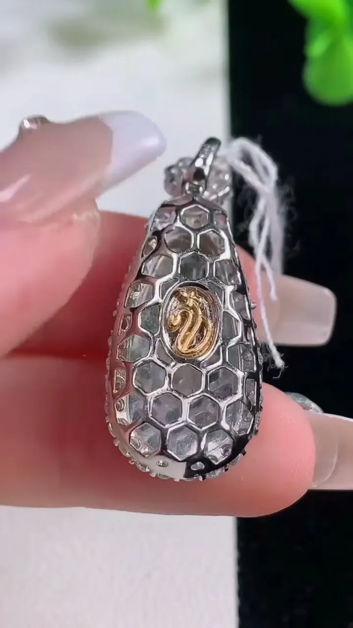 天然A货翡翠福豆吊坠，尺寸35.2-14-9.4，裸石23-11.4重量:4.34g
12月20日