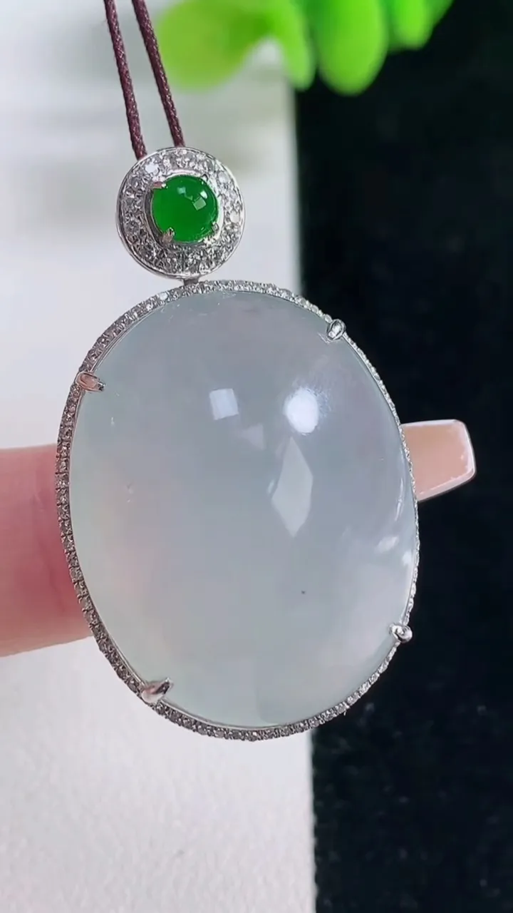 天然A货翡翠蛋面吊坠，尺寸37.6-22.7-12.1，裸石27-21.5重量:12.47g
12月