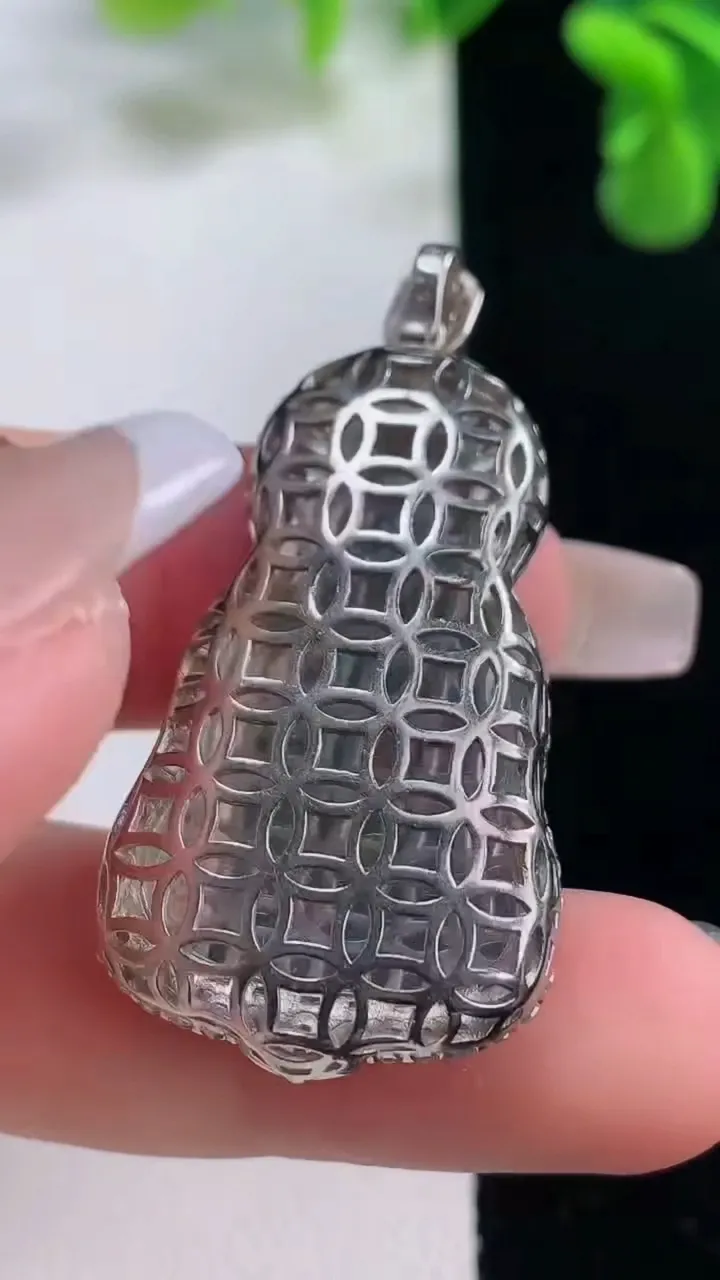 天然A货翡翠观音菩萨吊坠，尺寸42.6-21.6-8.8，裸石29.5-19重量:7.79g
12月20日