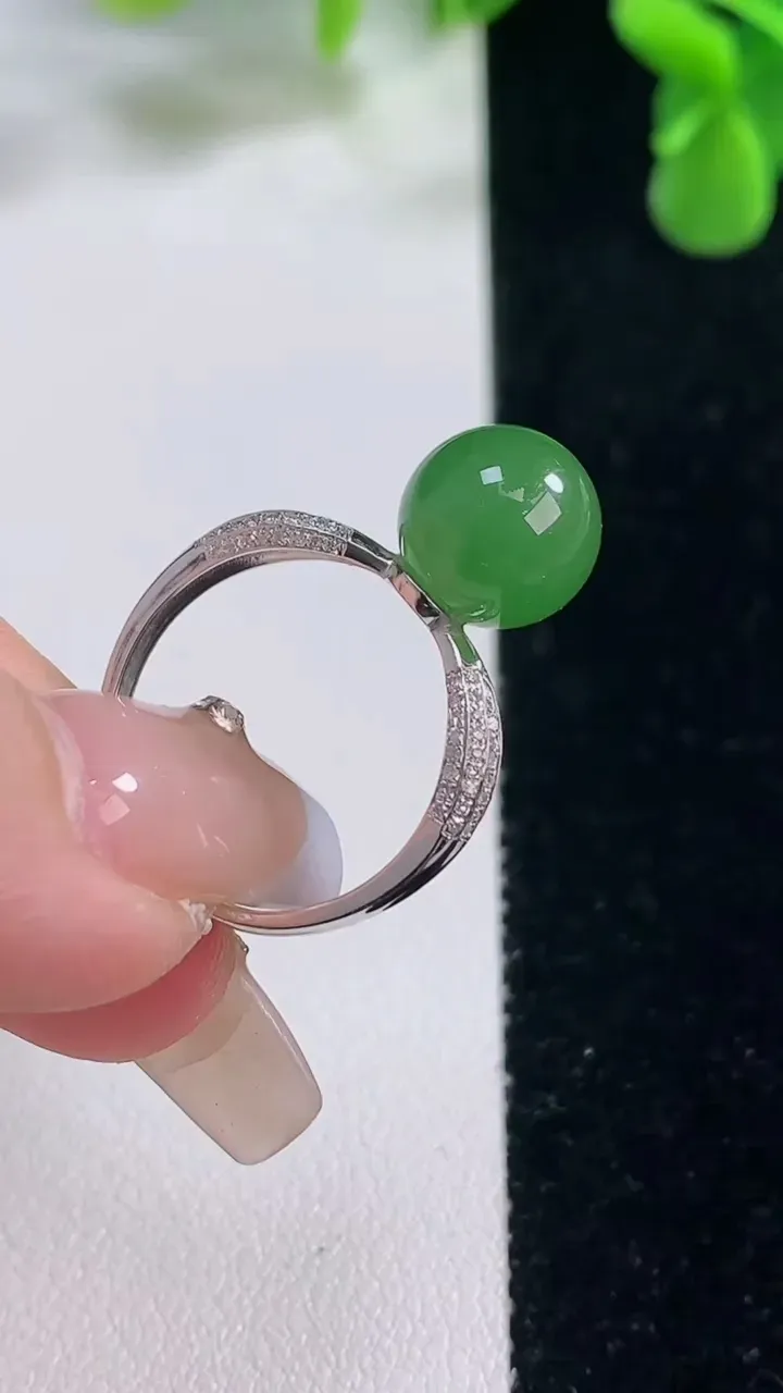 天然A货翡翠圆珠戒指，尺寸17.5-9.5，重量:3.04g2025年12月20日
工厂直销收藏佳品,种好水足，色泽均匀，有种有色，上手高大气！