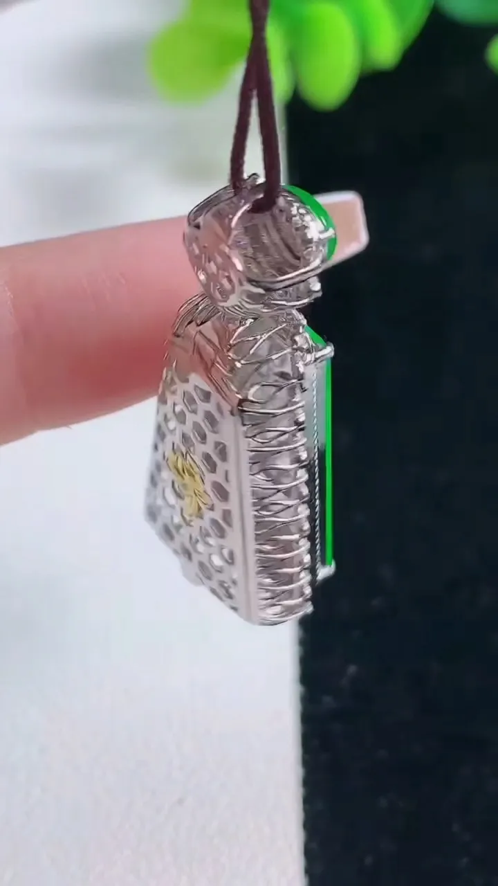 天然A货翡翠无事牌吊坠，尺寸34-14.8-8.9，裸石20.5-12.7重量:4.53g
12月20日