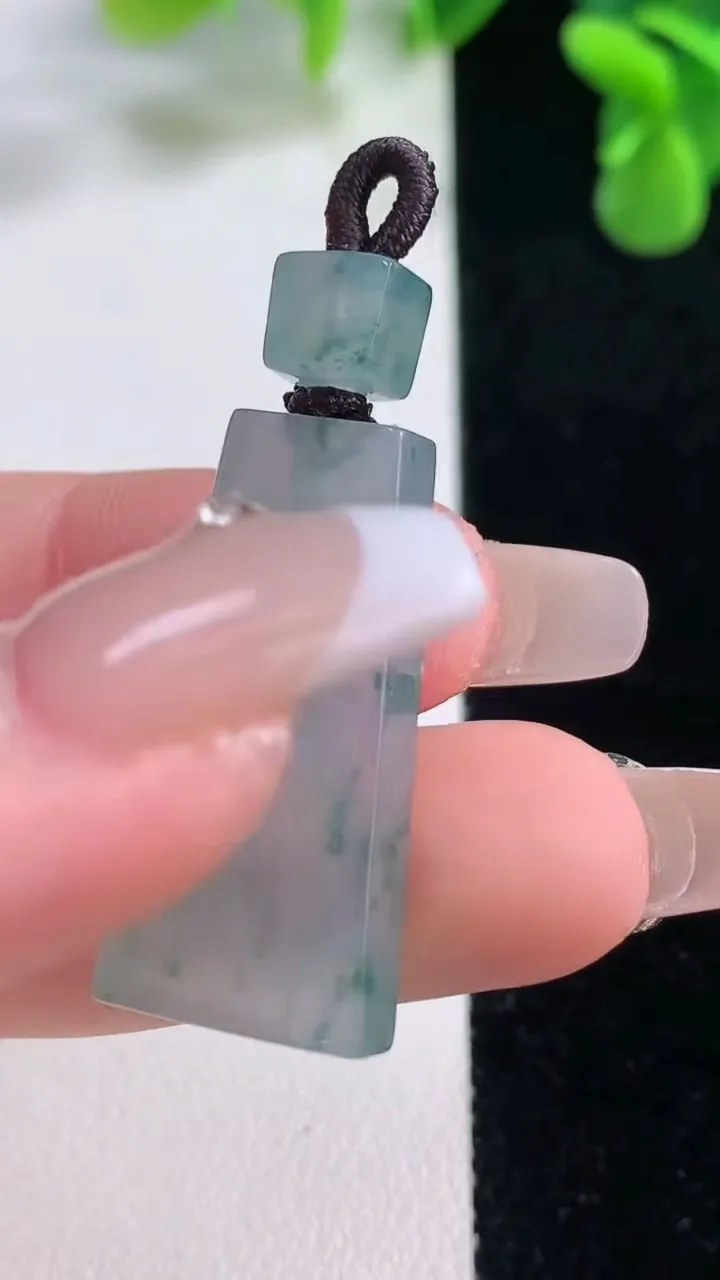 天然A货翡翠冰种飘花无事牌吊坠，尺寸30-14.5-4.9，重量:6.61g
12月20日