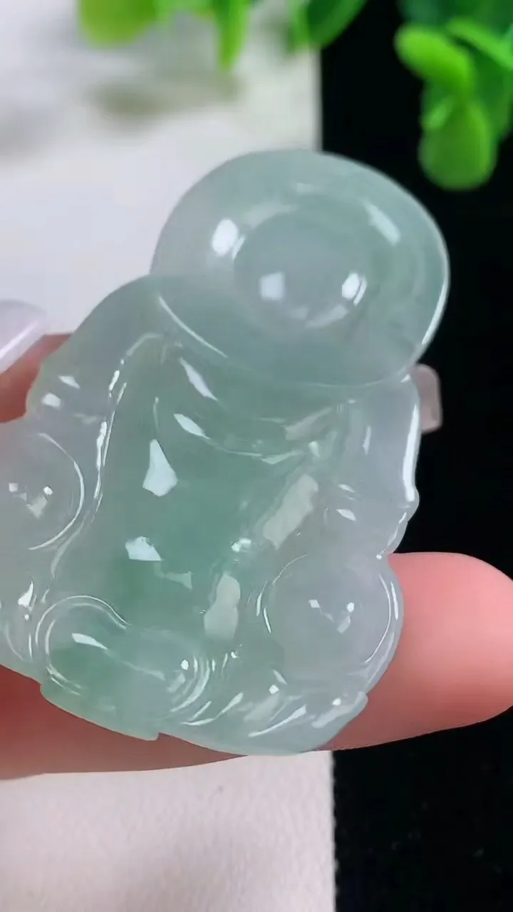 天然A货翡翠观音菩萨吊坠，尺寸56.7-36.2-6.7，重量:20.97g
12月20日