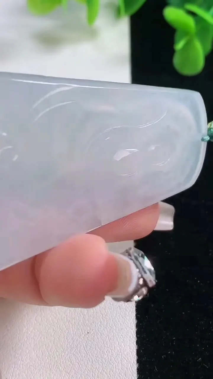 天然A货翡翠虚空藏菩萨吊坠，尺寸65.7-35.2-5.2，重量:28.33g
12月20日