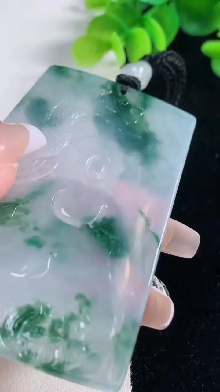 天然A货翡翠种飘花祥龙大势至菩萨吊坠，尺寸70-45-5.3，重量:44.90g
12月20日