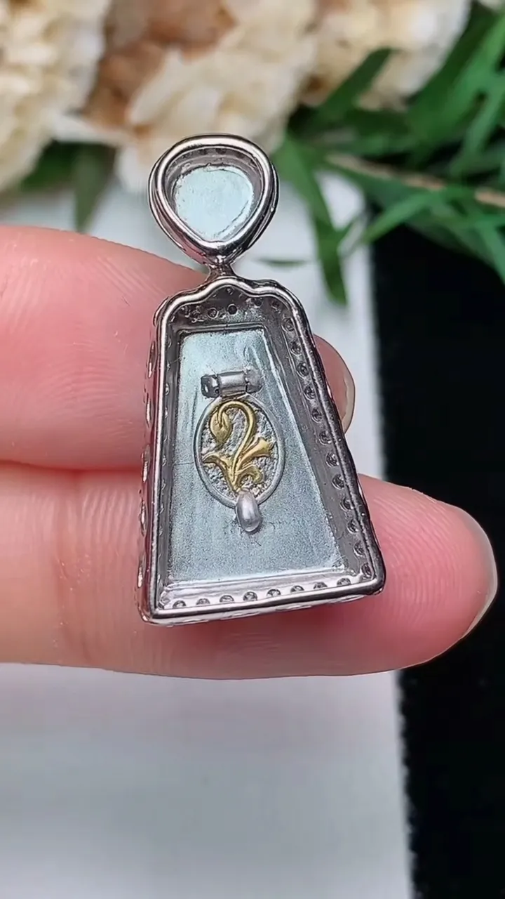 天然A货翡翠无事牌吊坠，尺寸26.4-13.7-7.8，裸石14.5-10.5，重量:3.11g
12月20日，重量:3.11g