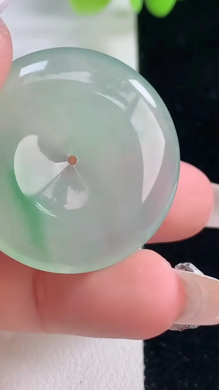 天然A货翡翠平安扣吊坠，尺寸32.8-5.7，重量:12.38g
12月20日