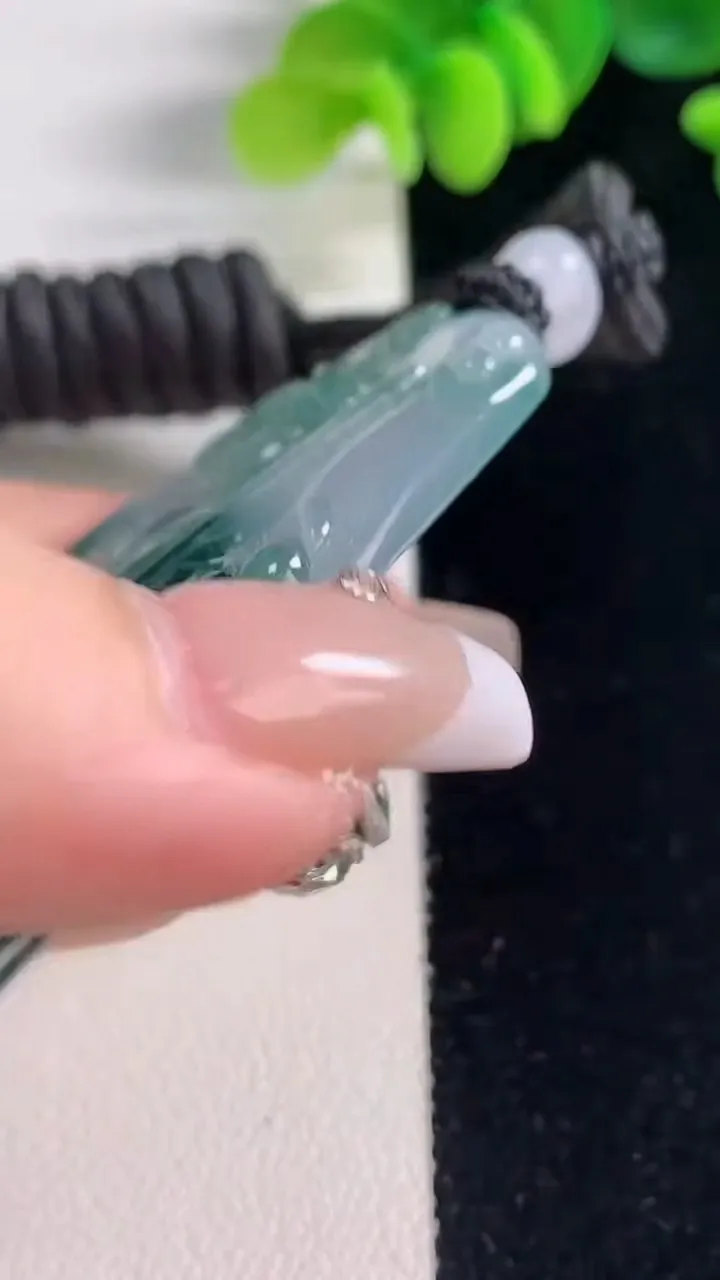 天然A货翡翠种飘花文殊菩萨吊坠，尺寸63.3-42.6-5.3，重量:36.83g
12月20日