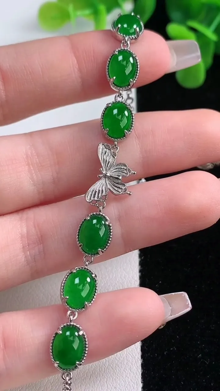 天然A货翡翠蛋面手链，尺寸7.7-5.9-3.5，重量:4.79g
12月20日