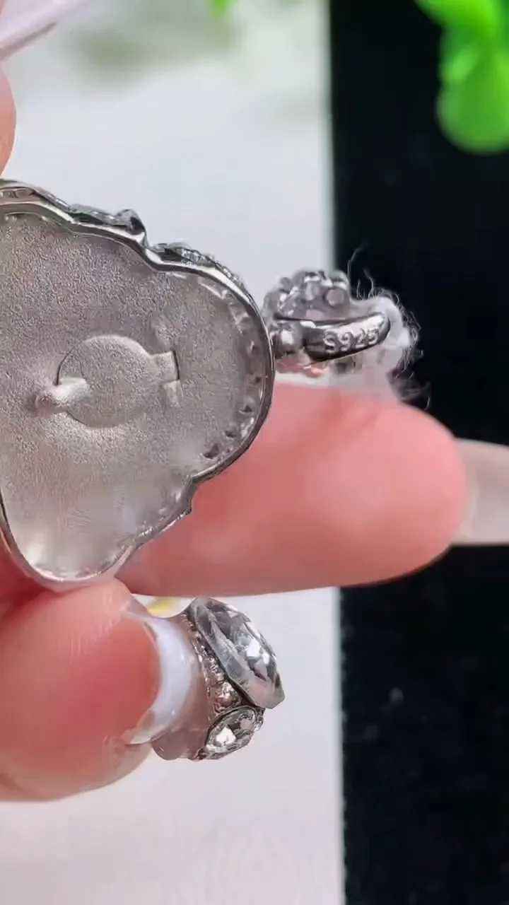 天然A货翡翠佛公吊坠，尺寸27.3-18-26-6.8，重量:6.17g
12月20日