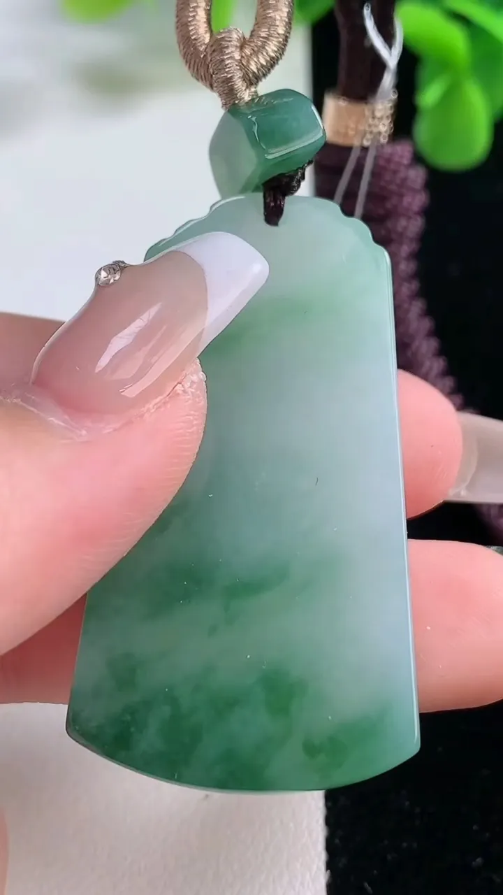 天然A货翡翠冰种飘花仿古无事牌吊坠，尺寸46.3-25.4-5.9，重量:23.45g
12月20日