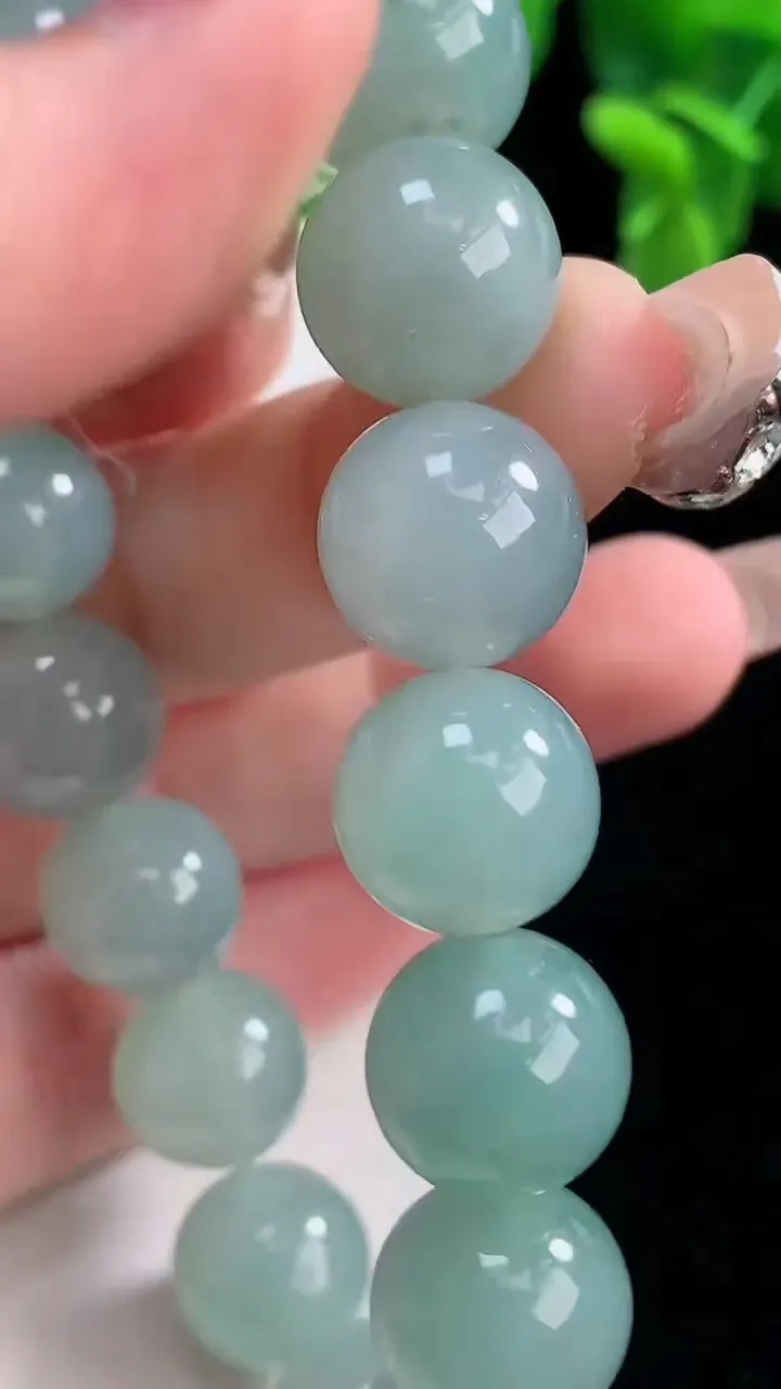 天然A货翡翠圆珠手串，尺寸12.2-16颗，重量:52.88g12月20日
工厂直销收藏佳品,种好水足，色泽均匀，有种有色，上手高大气！