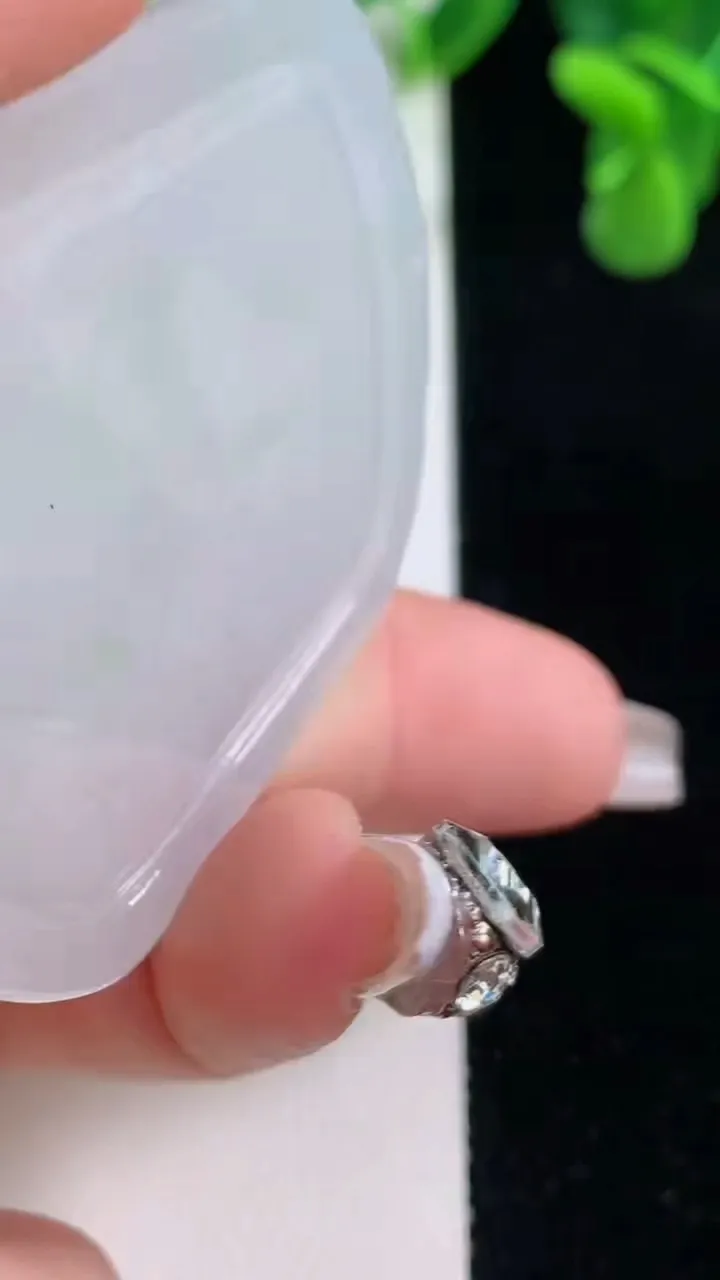 天然A货翡翠生肖鼠吊坠，尺寸53-45-5，重量:23.89g
12月20日