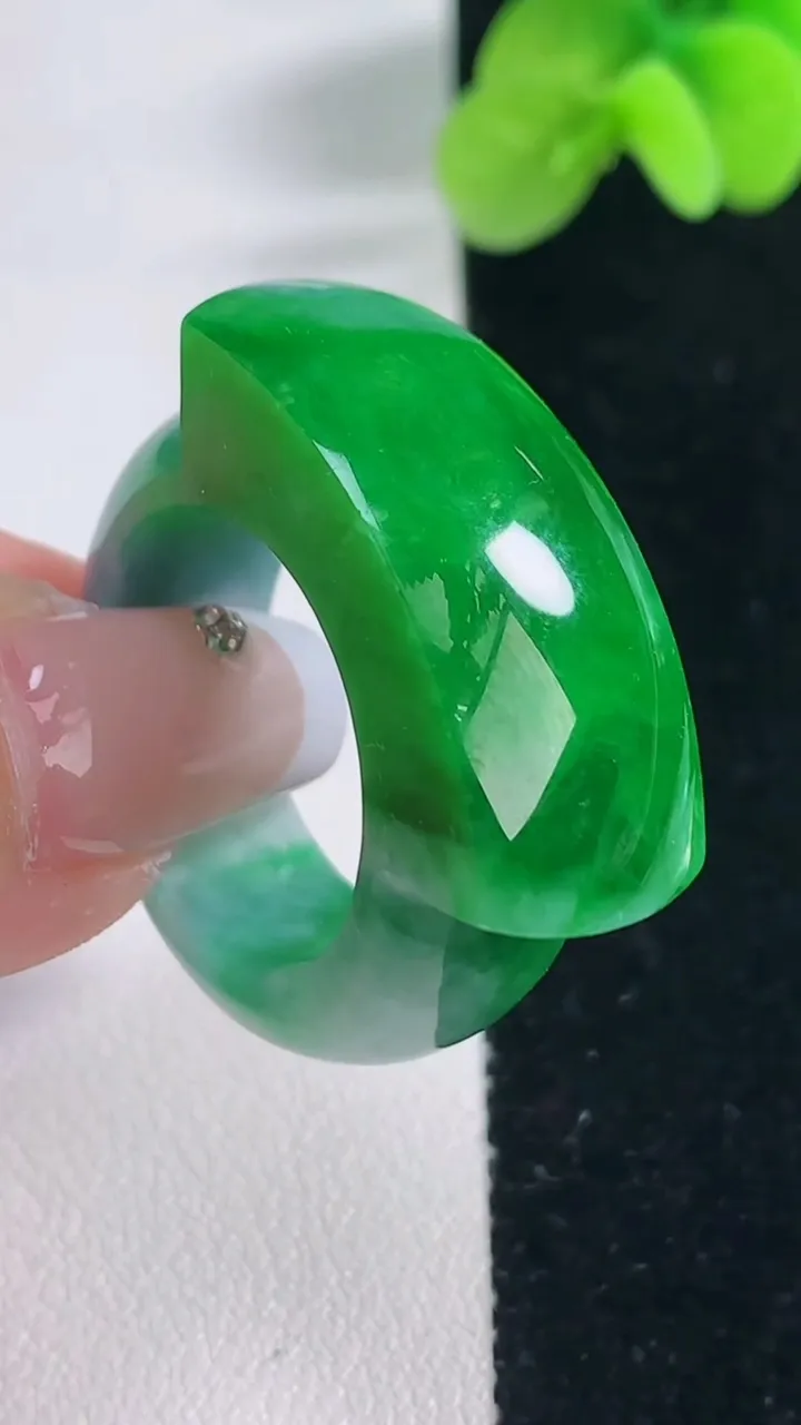 天然A货翡翠马鞍戒指 扳指，尺寸20.2-31.6-12.4-7.7，重量:16.25g2025年1