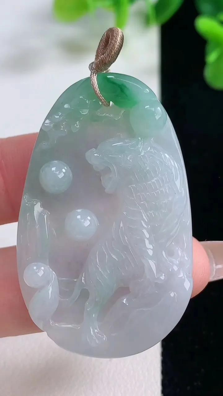 天然A货翡翠生肖虎吊坠，尺寸47.2-29.6-5.3，重量:15.95g
12月20日