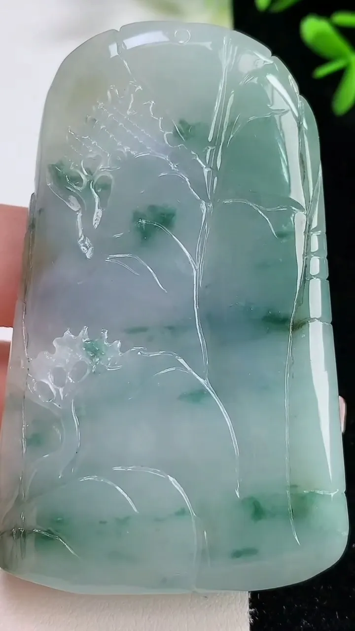 天然A货翡翠牌吊坠，尺寸72-45.5-13.8，重:79.59g
12月20日