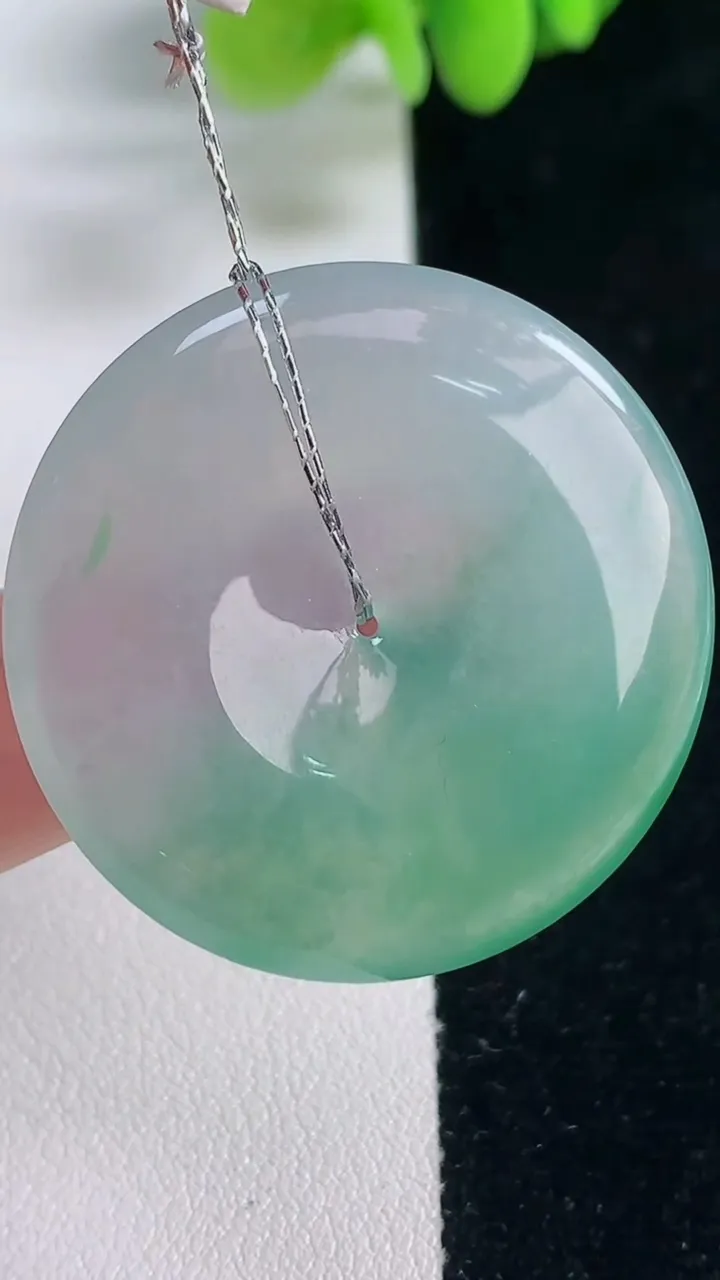 天然A货翡翠平安扣吊坠，尺寸35-4.7，重量:14.70g
12月20日