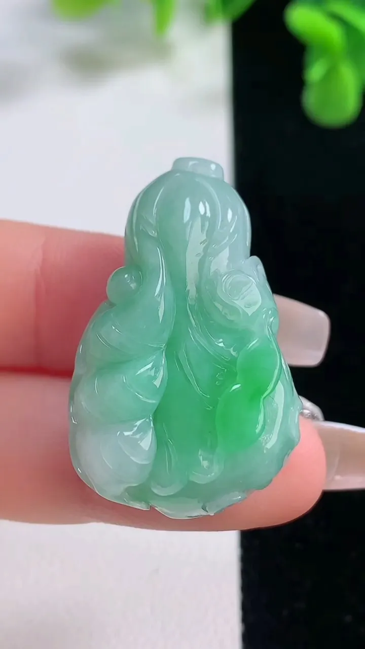 天然A货翡翠白菜吊坠，尺寸34.6-21.3-11.4，重量:15.23g
12月20日