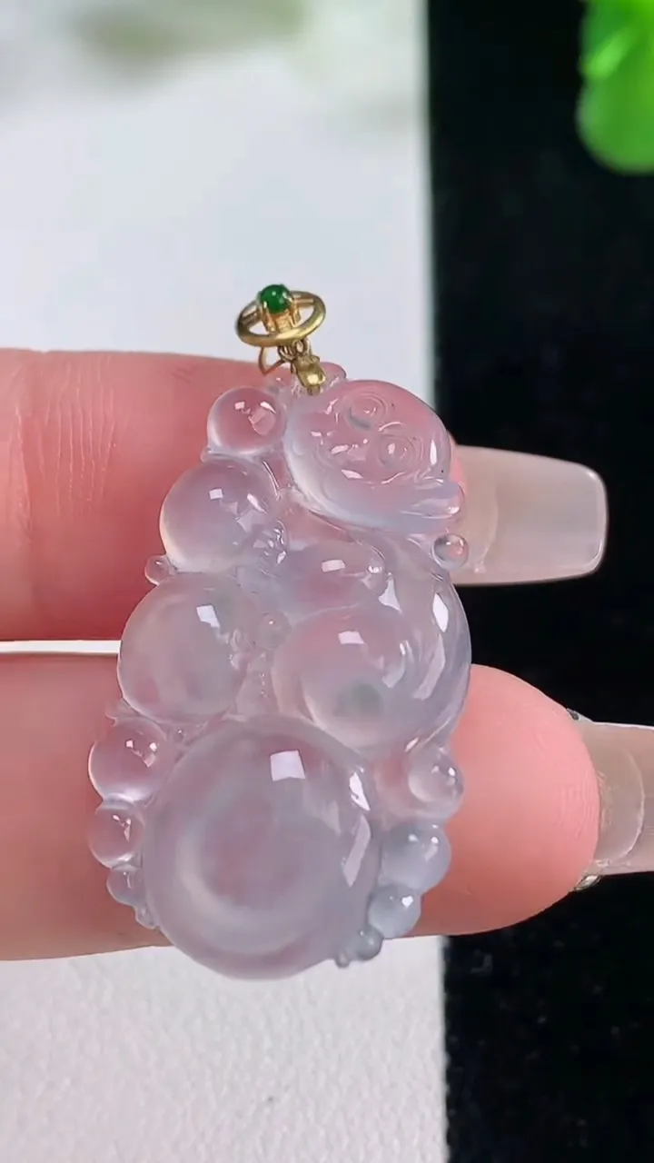 天然A货翡翠种飘花生肖猴吊坠，尺寸29.7-17.5-4.9，重量:4.02g
12月20日