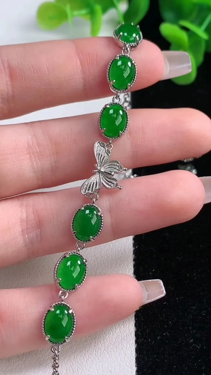 天然A货翡翠蛋面手链，尺寸7.7-5.9-3.5，重量:4.79g
12月20日