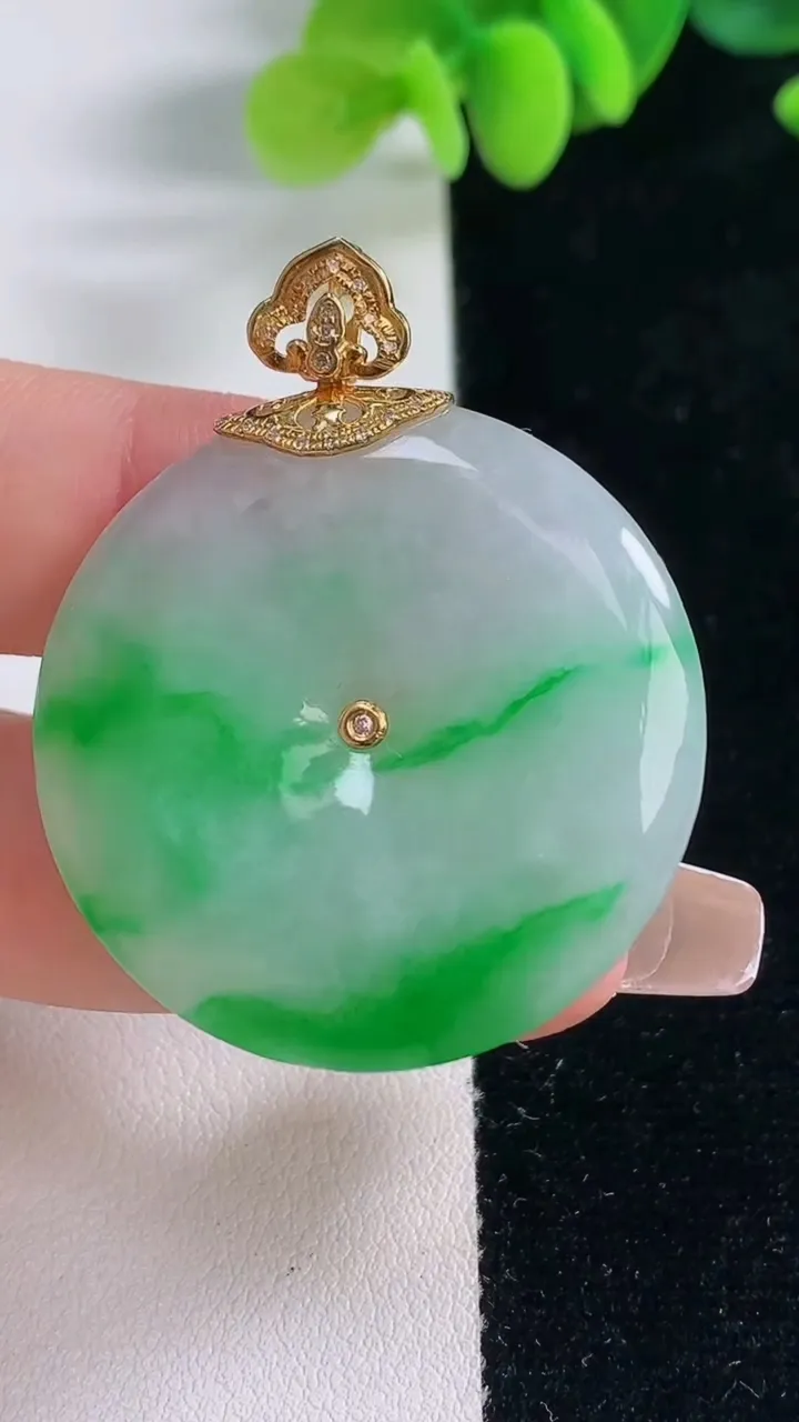 天然A货翡翠平安扣吊坠，尺寸35-5.3，重量:15.31g
12月20日