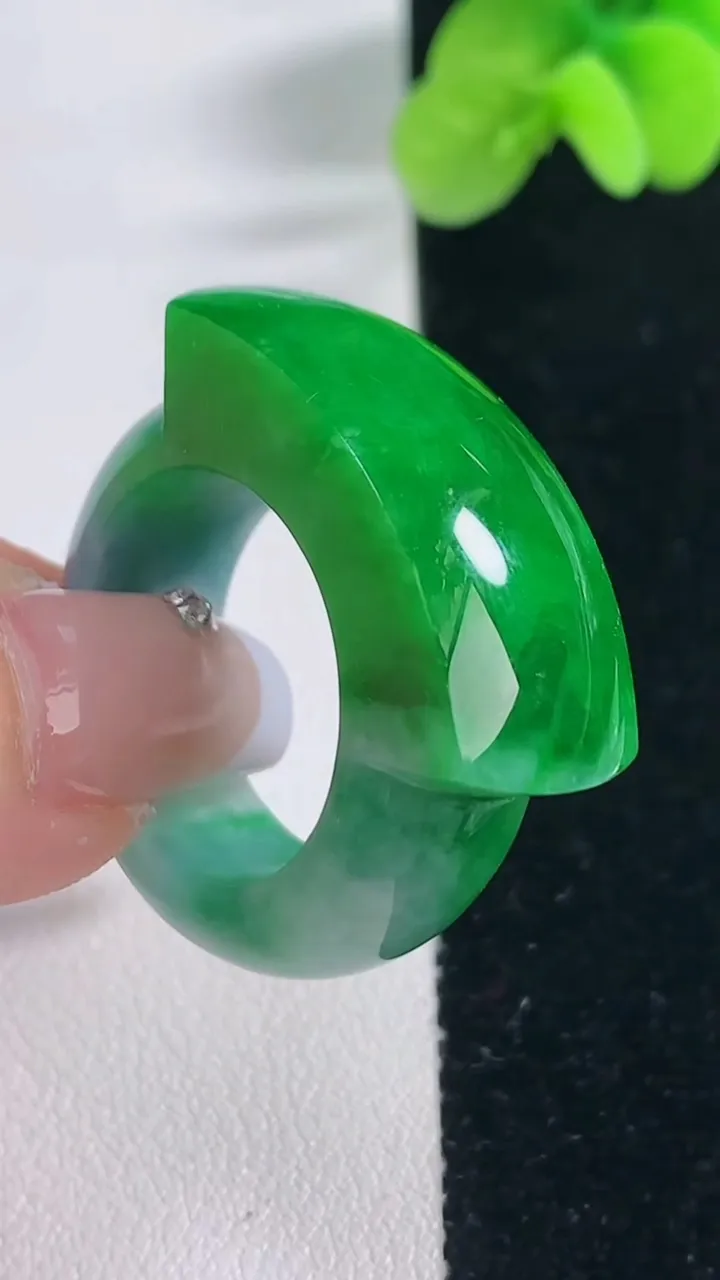 天然A货翡翠马鞍戒指 扳指，尺寸20.2-31.6-12.4-7.7，重量:16.25g2025年12月20日
工厂直销收藏佳品,种好水足，色泽均匀，有种有色，上手高大气！