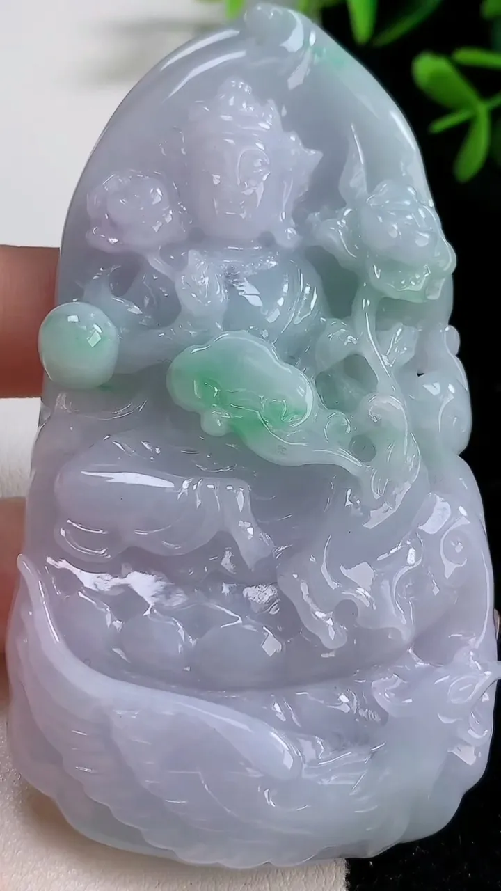 天然A货翡翠春带彩紫罗兰大势至菩萨吊坠，尺寸87-48.8-12.5，重:87.37g
12月20日