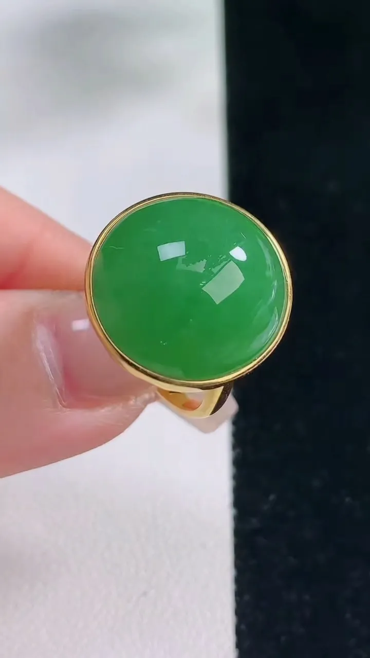 天然A货翡翠蛋面戒指，尺寸17.4-19-18-8.7，重量:6.43g2025年12月20日
工厂直销收藏佳品,种好水足，色泽均匀，有种有色，上手高大气！