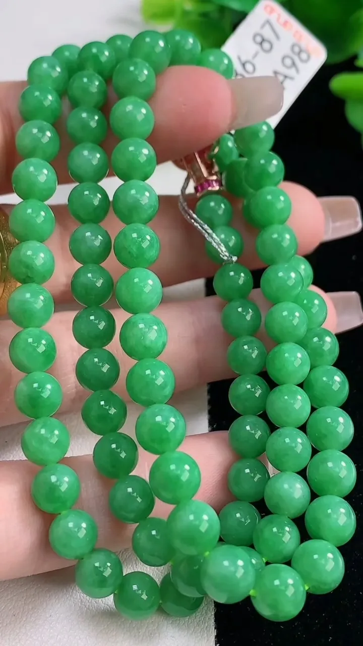 天然A货翡翠圆珠项链，尺寸6.5-87颗，重量:44.17g12月20日
工厂直销收藏佳品,种好水足，色泽均匀，有种有色，上手高大气！