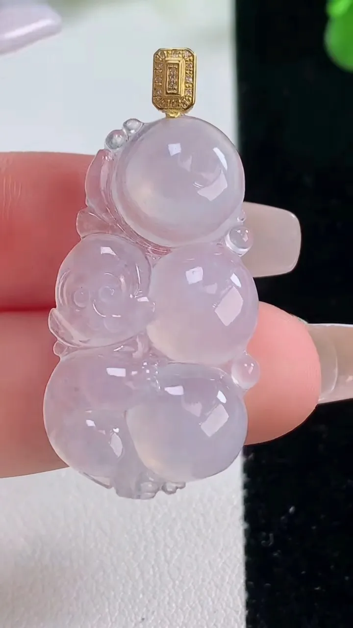 天然A货翡翠种白冰生肖猴吊坠，尺寸33.6-17.8-5.7，重量:5.32g
12月20日