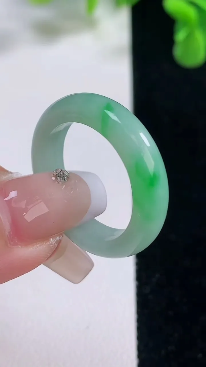 天然A货翡翠指环戒指，尺寸20-5.4-3.4，重量:4.82g2025年12月20日
工厂直销收藏佳品,种好水足，色泽均匀，有种有色，上手高大气！