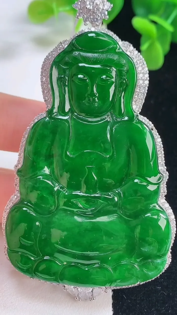 天然A货翡翠观音菩萨吊坠，尺寸83.4-46.3-13.3，裸石65.8-43.5重量:28.02g
12月20日