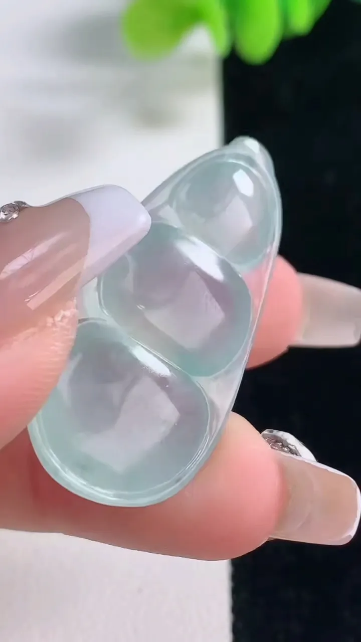 天然A货翡翠种飘花福豆吊坠，尺寸37.5-17.8-7，重量:7.68g
12月20日