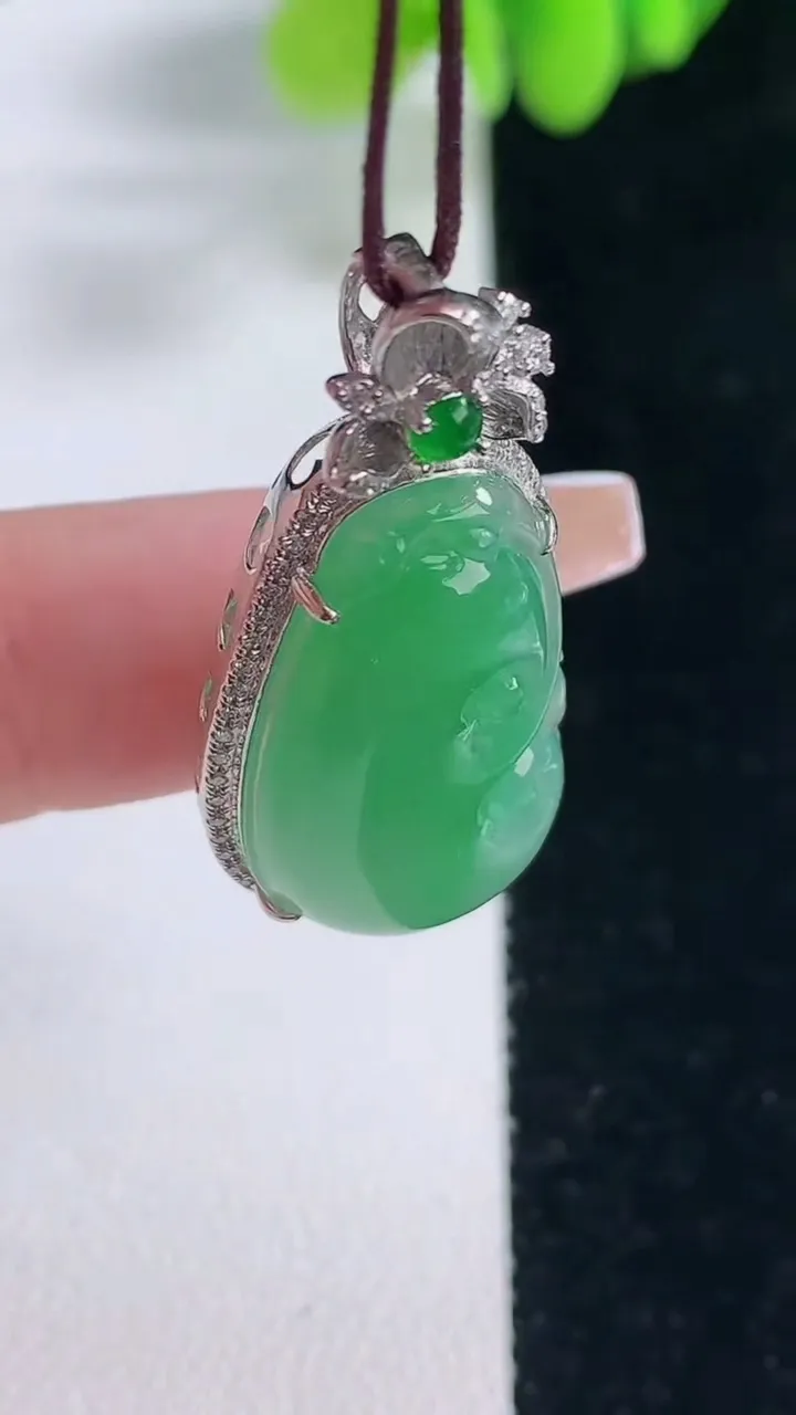 天然A货翡翠如意吊坠，尺寸35-16.2-8.7，裸石23.6-14重量:5.57g
12月20日