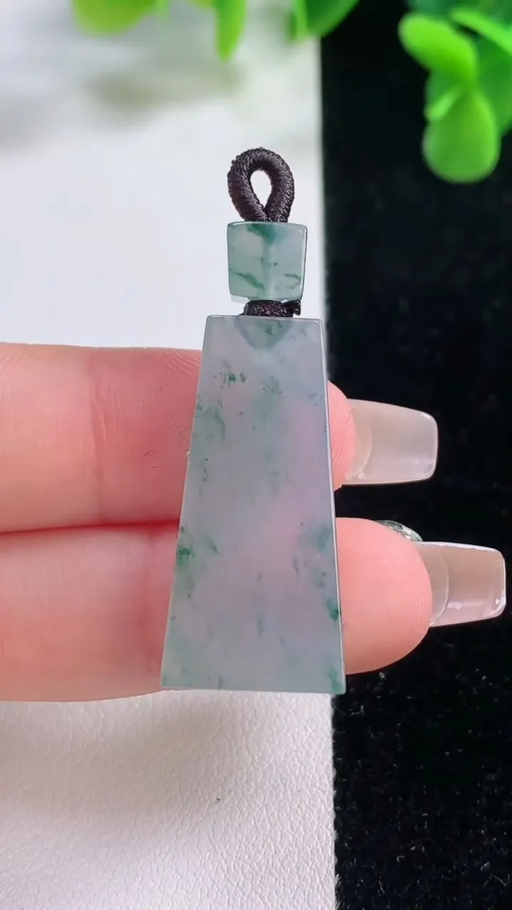 天然A货翡翠冰种飘花无事牌吊坠，尺寸30-14.5-4.9，重量:6.61g
12月20日