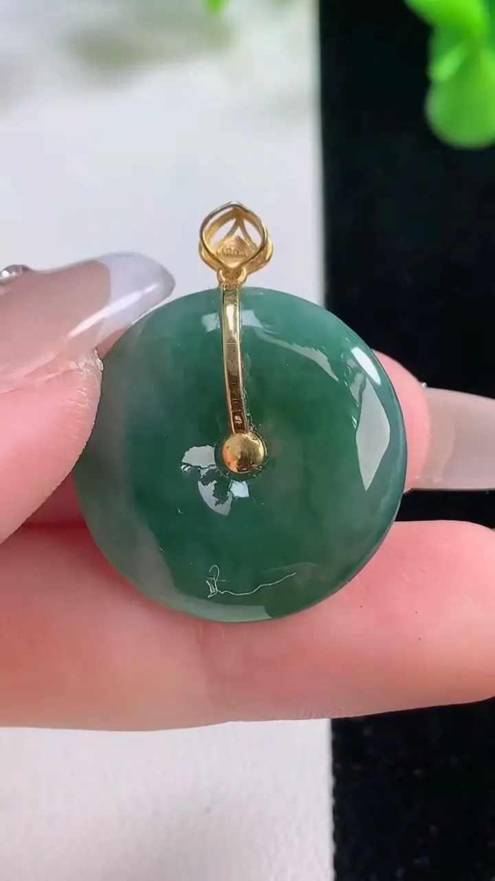 天然A货翡翠平安扣吊坠，尺寸23.3-6.4，重量:7.17g
12月20日