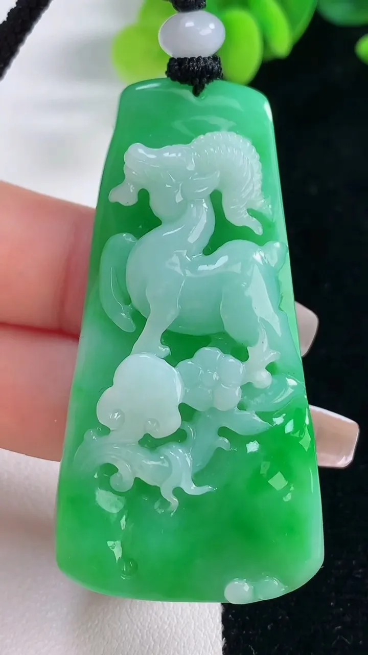 天然A货翡翠梅花鹿吊坠，尺寸57.4-29.3-10.7，重量:42.58g
12月20日