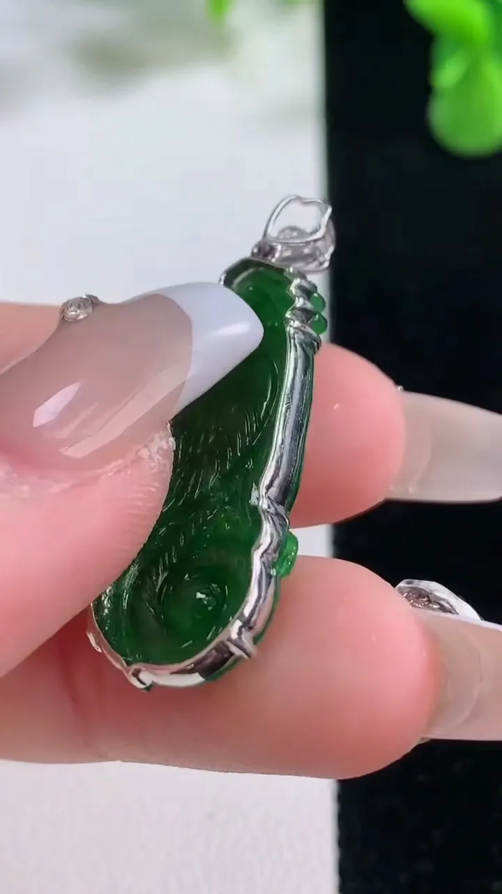 天然A货翡翠鸟语花香吊坠，尺寸30-13-3.7，重量:3.20g
12月20日