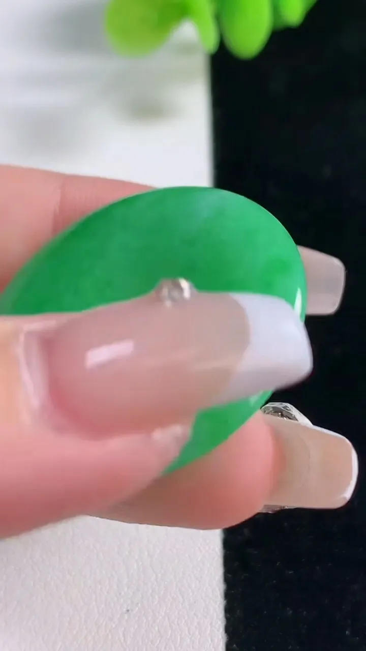 天然A货翡翠平安扣吊坠，尺寸32.6-5，重量:12.15g
12月20日