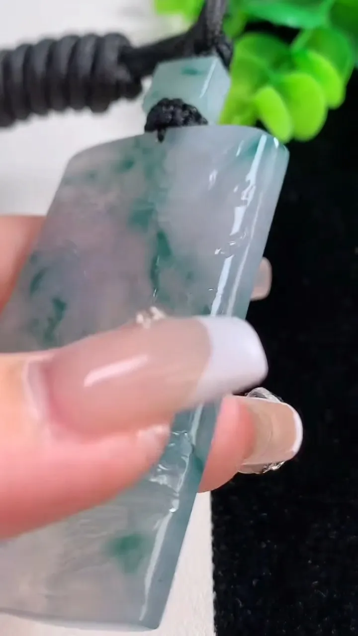 天然A货翡翠种飘花山水牌吊坠，尺寸64.3-40.3-5.3，重量:46.34g
12月20日