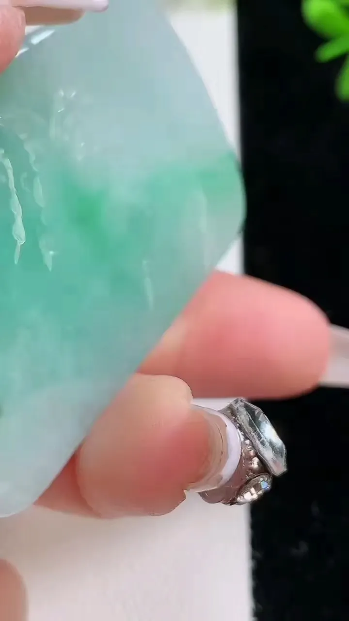 天然A货翡翠山水牌吊坠，尺寸58-37-7.5，重:38.18g
12月20日