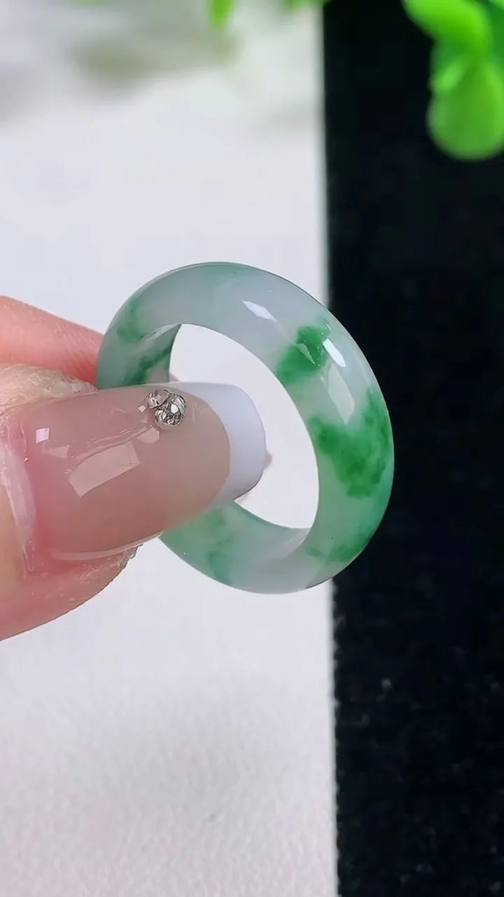 天然A货翡翠指环戒指，尺寸17.3-6.3-2.8，重量:3.42g2025年12月20日
工厂直销收藏佳品,种好水足，色泽均匀，有种有色，上手高大气！