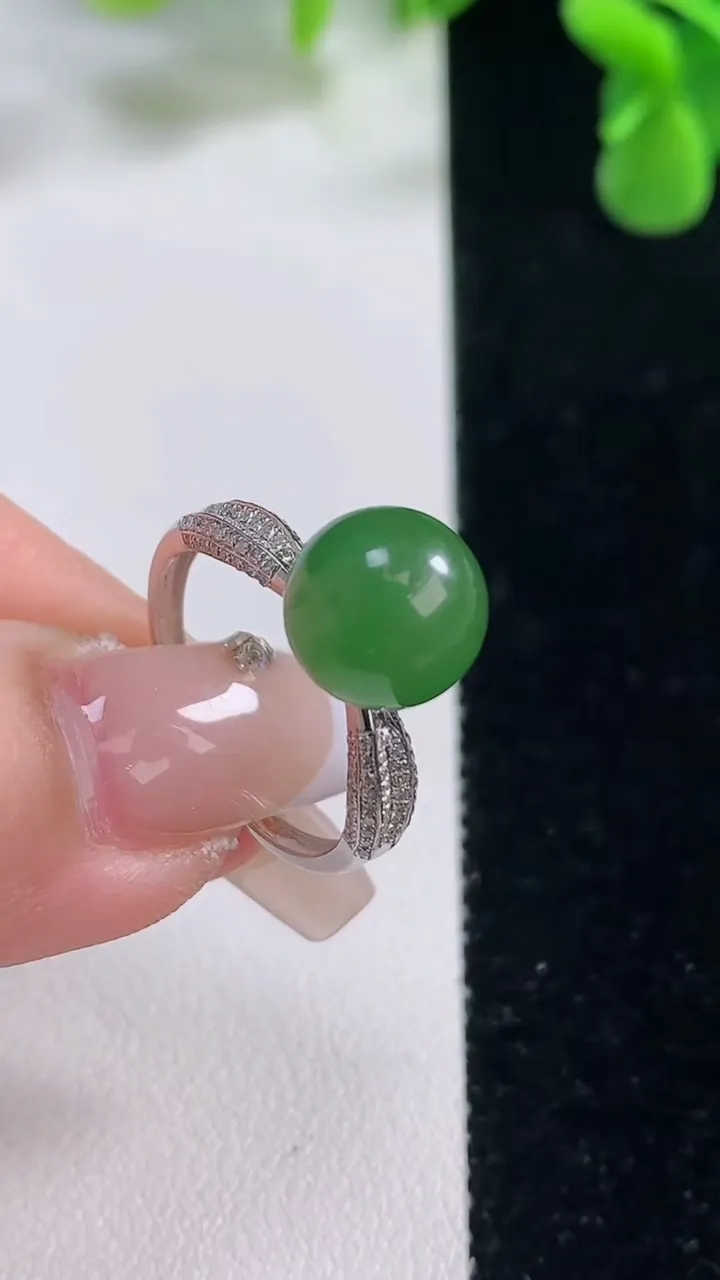 天然A货翡翠圆珠戒指，尺寸17.5-9.5，重量:3.04g2025年12月20日
工厂直销收藏佳品,种好水足，色泽均匀，有种有色，上手高大气！