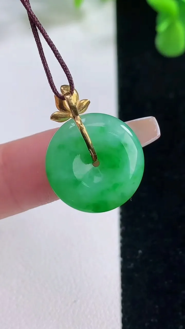 天然A货翡翠平安扣吊坠，尺寸17-3.4，重量:2.23g
12月20日