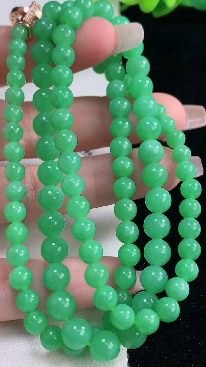 天然A货翡翠圆珠项链，尺寸6-102颗，重量:39.06g12月20日
工厂直销收藏佳品,种好水足，色泽均匀，有种有色，上手高大气！