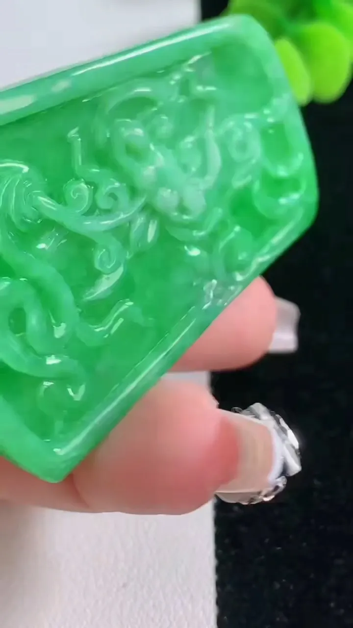 天然A货翡翠年年有余吊坠，尺寸53.7-37.4-4.4，重量:20.75g
12月20日